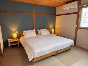 Biệt thự dành cho gia đình, quang cảnh núi | 4 phòng ngủ, bàn, khu vực làm việc phù hợp cho laptop, màn/rèm cản sáng 