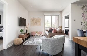 Smart TV, books, stereo