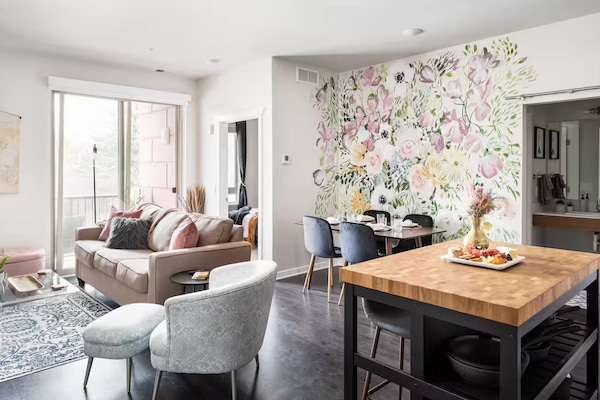 Smart-TV, bøker og stereoanlegg