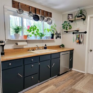 Fridge, microwave, oven, stovetop - Charming garden cottage on the bike path with Scenic backyard in Harbor Springs (Harbor Springs)