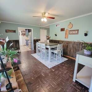 Dining - Charming garden cottage on the bike path with Scenic backyard in Harbor Springs (Harbor Springs)