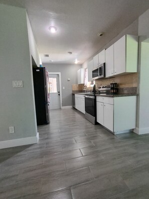 Kylskåp, mikrovågsugn, ugn och spishäll