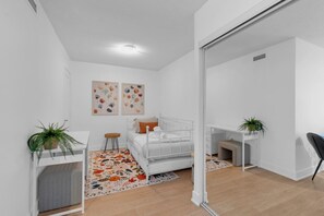 3 Schlafzimmer, Schreibtisch, Bügeleisen/Bügelbrett, Reisekinderbett