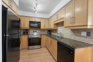 Fridge, microwave, oven, stovetop - TwentyTO - Free Parking - 2 min to Rogers Centre (Toronto)