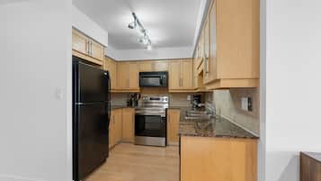 Lemari es, microwave, oven, dan kompor
