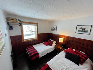 3 bedrooms, desk, travel cot, WiFi