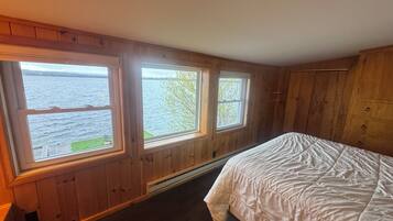 3 bedrooms, desk, travel crib, WiFi