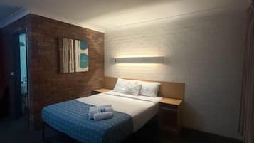 Habitación familiar | Escritorio y espacio para trabajar con laptop