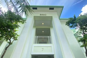 Exterior detail - Luxury Doral Apt Near Malls / Airport (Doral)