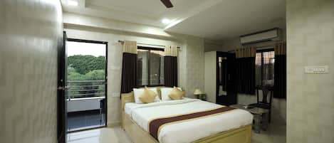Superior Room | Desk, bed sheets