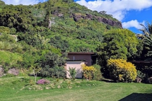 Property grounds - HOTU LODGE – Between Turquoise Lagoon and Lush Nature (Moorea-Maiao)