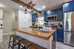 冷蔵庫、電子レンジ、オーブン、コンロ