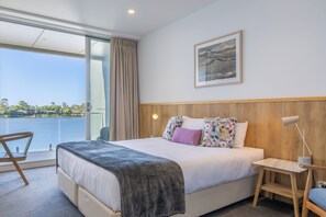 Chambre, balcon, vue sur le lac | Bureau, espace de travail pour ordinateurs portables