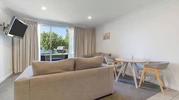 Camera, balcone, vista lago | Una scrivania, postazione laptop, tende oscuranti, ferro/asse da stiro