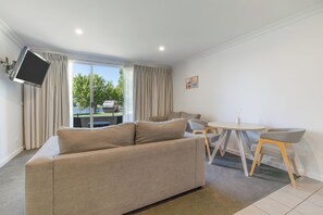 Habitación, balcón, vistas al lago | Escritorio, espacio para trabajar con un portátil, cortinas opacas