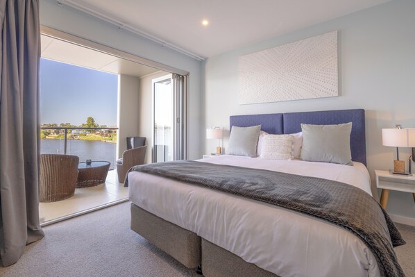 Chambre, vue sur le lac | Bureau, espace de travail pour ordinateurs portables