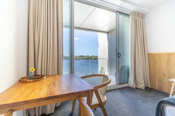 Værelse - balkon - søudsigt | Skrivebord, arbejdsområde til bærbare computere, mørklægningsgardiner