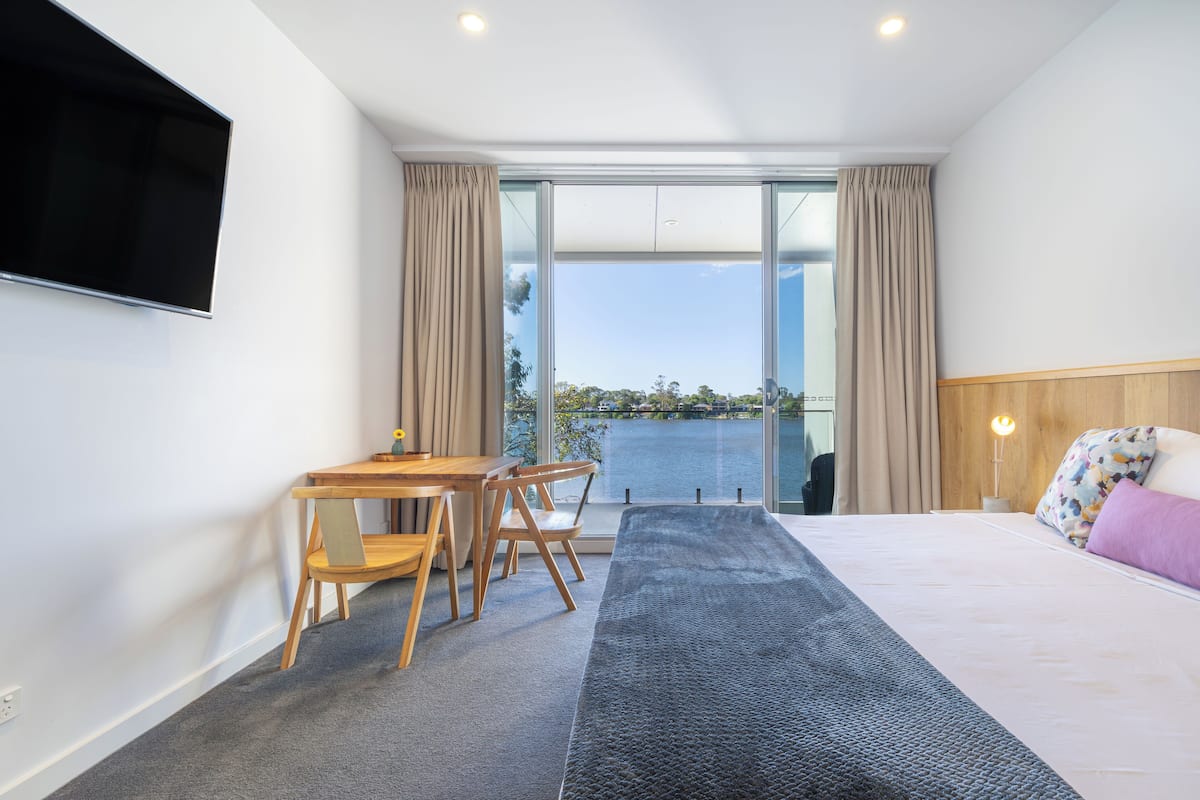 Lakeview First Floor Room