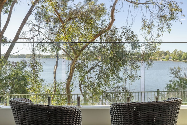 Escritorio, espacio para trabajar con laptop y cortinas blackout