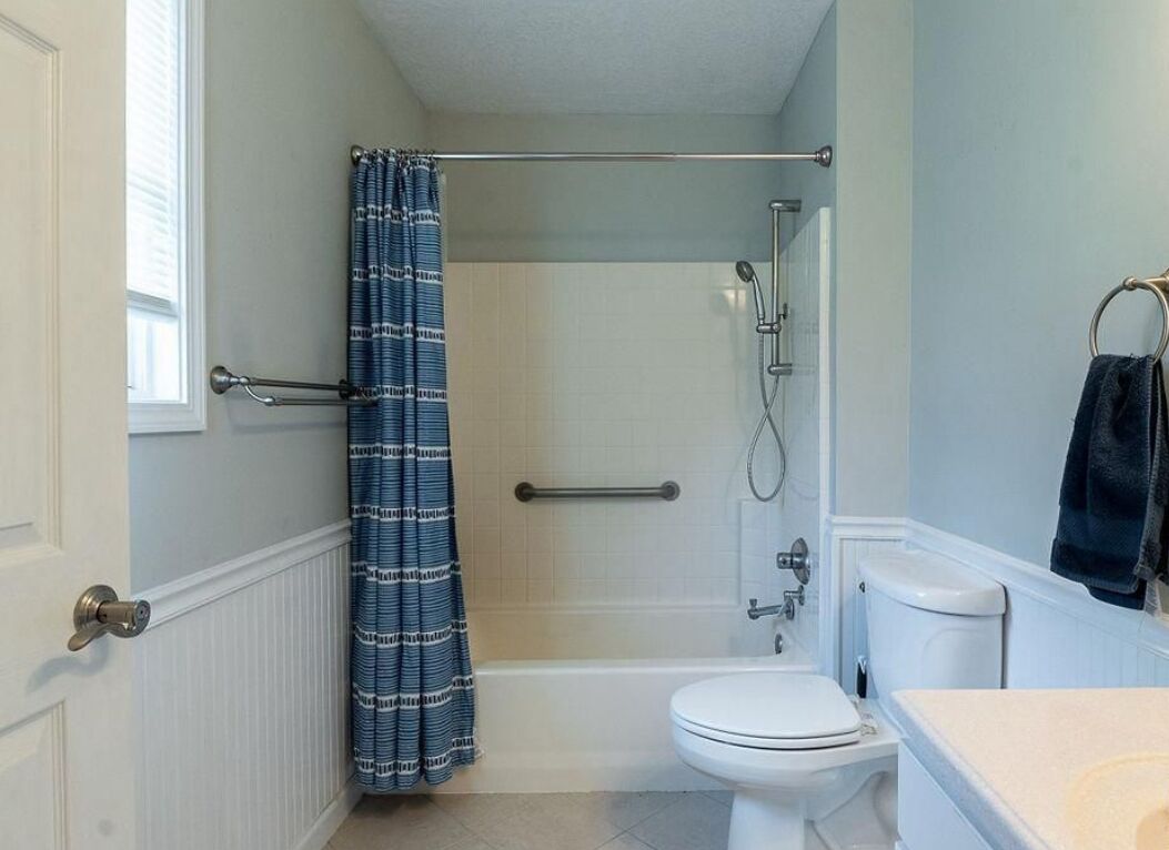 Bidet, serviettes fournies, savon, papier toilette