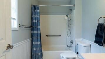 Bidet, serviettes fournies, savon, papier toilette