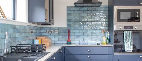 Réfrigérateur, micro-ondes, four