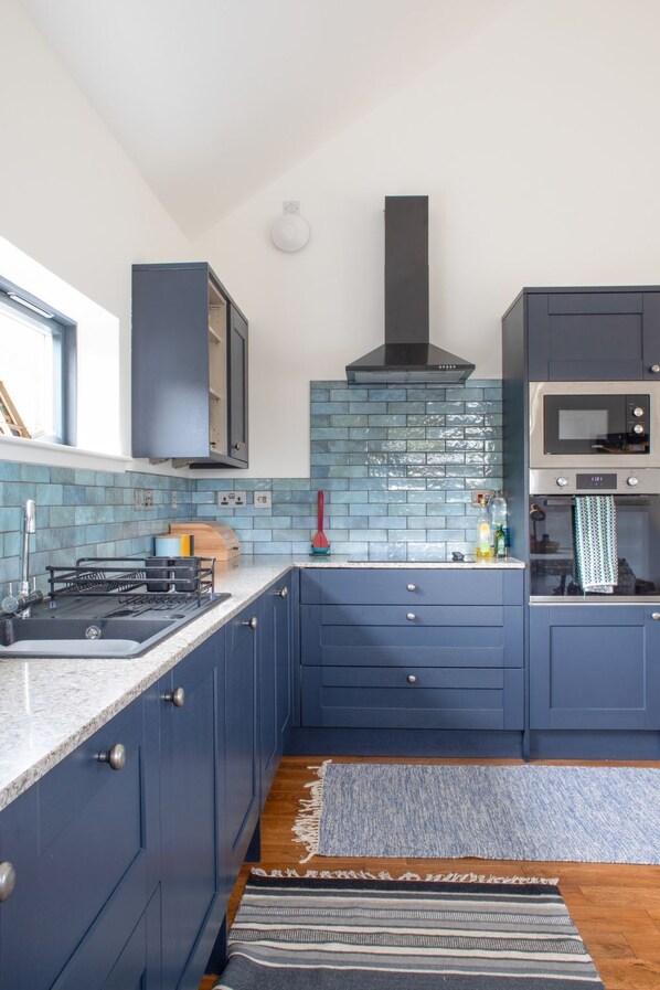 Kühlschrank, Mikrowelle, Ofen, Kochgeschirr/Geschirr/Besteck