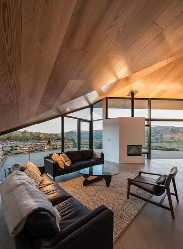 Hawk House: Tranquil Architectural Sanctuary with Sweeping Otago View