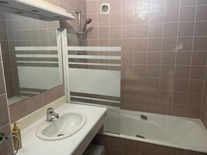 Een haardroger, handdoeken, zeep, toiletpapier