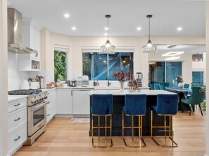 冰箱、微波炉、烤箱、炉灶