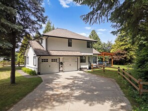 Exterior - Luxury Resort in the Township of Langley - ModernElegance and British Barn–Style (Langley Township)