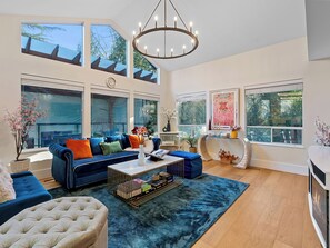 Smart TV, fireplace, foosball, books - Luxury Resort in the Township of Langley - ModernElegance and British Barn–Style (Langley Township)