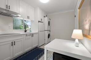 Fridge, microwave, oven, stovetop - Luxury Resort in the Township of Langley - ModernElegance and British Barn–Style (Langley Township)