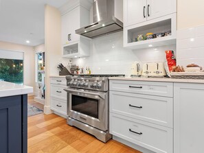 Fridge, microwave, oven, stovetop - Luxury Resort in the Township of Langley - ModernElegance and British Barn–Style (Langley Township)