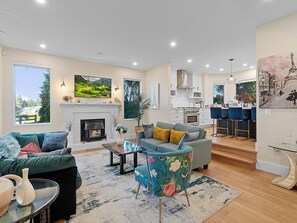 智能电视、壁炉、桌上足球、书