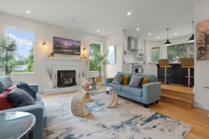 TV connectée, cheminée, baby-foot, livres