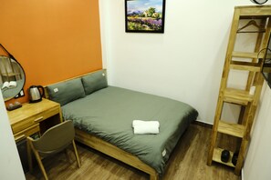 Eenvoudige kamer, 1 twee- of 2 eenpersoonsbedden | Een bureau, geluiddichte muren, gratis wifi