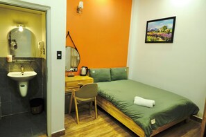 Eenvoudige kamer, 1 twee- of 2 eenpersoonsbedden | Een bureau, geluiddichte muren, gratis wifi