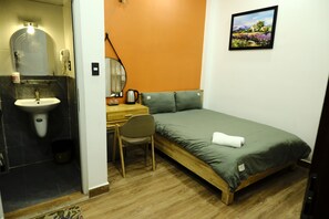 Eenvoudige kamer, 1 twee- of 2 eenpersoonsbedden | Een bureau, geluiddichte muren, gratis wifi