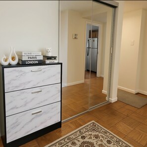 Interior - 2-bedroom condo in charming Gaithersburg with AC, WiFi. Relax and unwind (Gaithersburg)