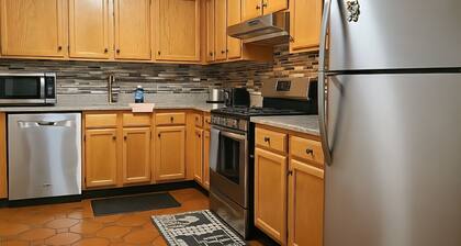 2-bedroom condo in charming Gaithersburg with AC, WiFi. Relax and unwind