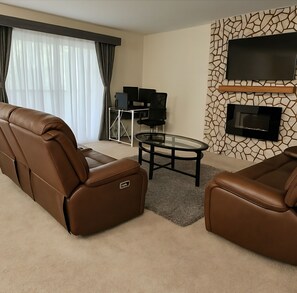 Smart TV, fireplace - 2-bedroom condo in charming Gaithersburg with AC, WiFi. Relax and unwind (Gaithersburg)