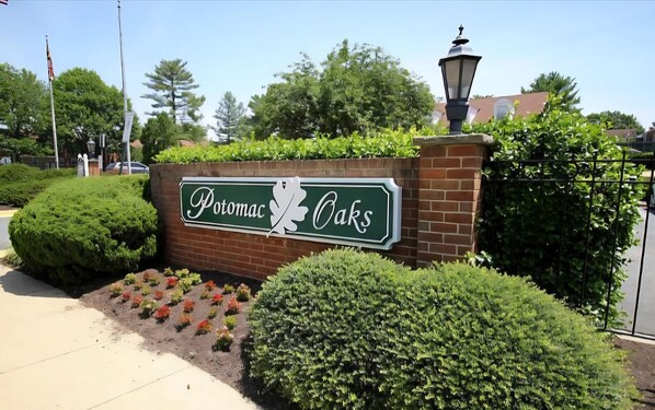 Property grounds - 2-bedroom condo in charming Gaithersburg with AC, WiFi. Relax and unwind (Gaithersburg)