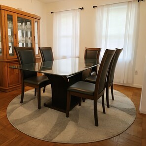 Dining - 2-bedroom condo in charming Gaithersburg with AC, WiFi. Relax and unwind (Gaithersburg)