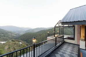 Rooftop terrace - The Chamomile Estate (Dhari)