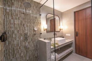 Presidential Room | Bathroom | Free toiletries, towels, soap, shampoo