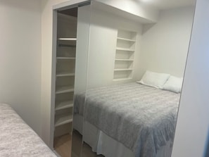 1 habitación, escritorio, wifi gratis y ropa de cama
