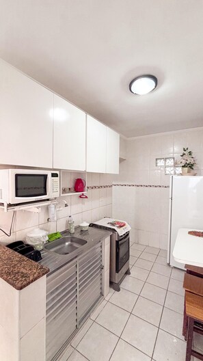 冷蔵庫、電子レンジ、コンロ、ミキサー