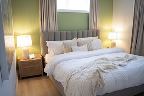 1 chambre, bureau, fer et planche à repasser, lit parapluie