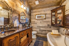 Ducha, secador de pelo, toallas, jabón